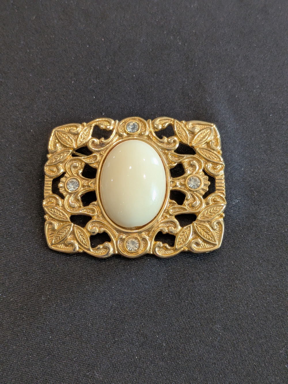 Vintage Signed JJ 1986s Gold-Tone Filigree Brooch with Cream Cabochon